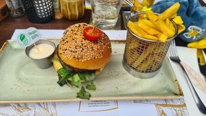 New meat burger and vegan mayo at Oranjerie ‘t Vogelhuis in De Koog