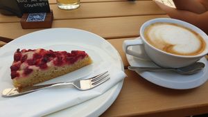 Raspberr cake and oatmilk cappuccino at Cafe Loumee in Fuessen