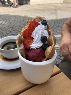 Berry Bubble waffle and coffee (my dog was rushing 🙈) at Cafe Loumee in Fuessen