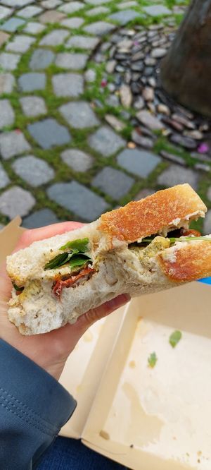 Echt super lecker!!! Das ist ein Hummus-Sandwich mit Falafel, getrockneten Tomsten und Rucula at Cafe Loumee in Fuessen