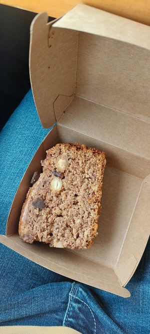 Auch das Bananenbrot ist echt super gut. Nicht zu trocken, nicht zu feucht, mit vielen Nüssen, viel Trockenfrüchten und viel Schokolade. at Cafe Loumee in Fuessen