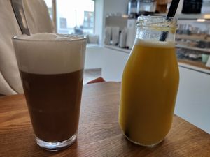 Latte Macchiato and a fresh made juice at Cafe Loumee in Fuessen