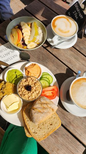 Hot Bowl und Green Breakfast, Cappuccino at Cafe Loumee in Fuessen
