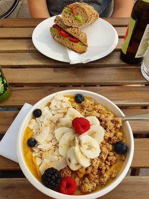 Sandwich und sunshine Bowl at Cafe Loumee in Fuessen