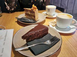 Viele Vegane Kuchen/Dessert, Cappuccino mit verschiedenen Pflanzendrinks möglich. at Green One BTC in Ljubljana