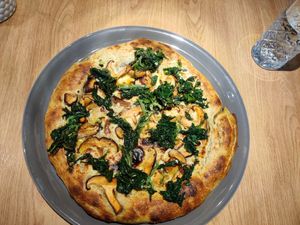Pizza Bianca (garlic, spinach, mushrooms and cashew cheese) at Green One BTC in Ljubljana