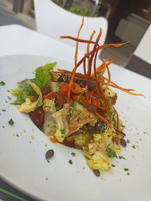 Ensalada del chef (el plato es hondo y tiene bastante cantidad) at Phoenix Belgian Vegg in Malaga