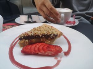 Snicker pie 🍰 at Phoenix Belgian Vegg in Malaga