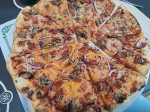 Pizza de No bacon at Phoenix Belgian Vegg in Malaga