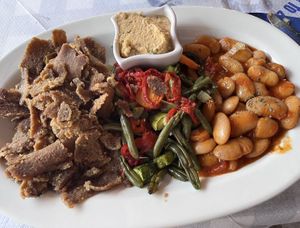Gyros, Gemüse, Gigandes und Hummus (selbst zusammengestellt)  at Zorbas in Zakynthos