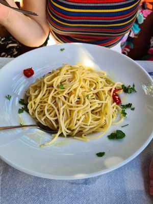 Vegan chilli and garlic pasta, looks plain but very flavourful at Zorbas in Zakynthos