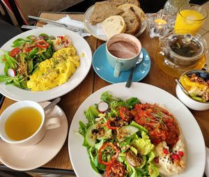 Vegan heaven (hat genauso geschmeckt😉[rechts, mit inkl. kleinem Porridge und Orangensaft]  dazu grüner Tee Sencha.        Rührei mit hummus und Salat [links oben] dazu heiße  at Patina in Mannheim