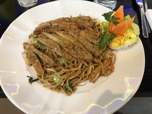 Knusprige Ente mit gebratenen Nudeln   at Tau in Vienna