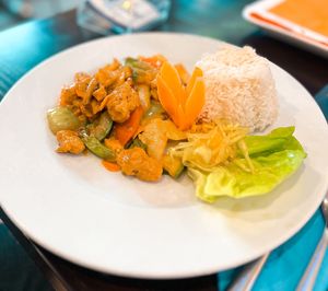 Mittagsmenü M4: Veganes Huhn & Tofu nach indonesischer Art mit Kokosmilch  at Tau in Vienna