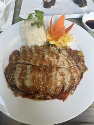 Szechuan style chicken - with lots of vegetables underneath   at Tau in Vienna