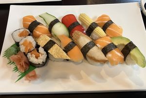 Vegan gemischt Sushi groß  at Tau in Vienna