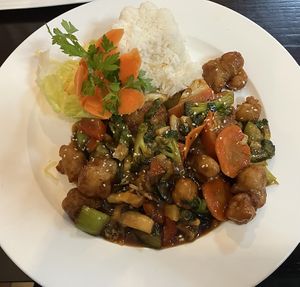 Vegane Hühnerfleisch Teriyakisoße  at Tau in Vienna