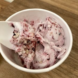 Blueberry Cobbler ice cream - mindblowingly good! 😋 🫐   at Babes in Sacramento