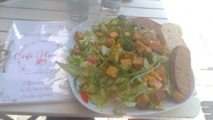Flowery Salat at Café Flowery in Koblenz
