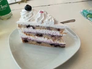 Blaubeer Zitronenmousse Torte at Café Flowery in Koblenz