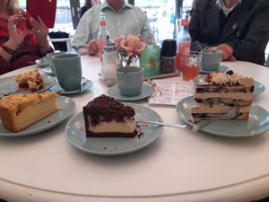 V.l.n.r.:Rhabarber-Himbeer-Streusel,Limetten-Käsekuchen,Cherry-Chocolate-Cheesecake,Blaubeer-Nougat-Torte(der Hammer!) at Café Flowery in Koblenz