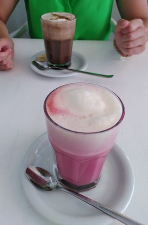 Pink Latte und chocolatte at Café Flowery in Koblenz