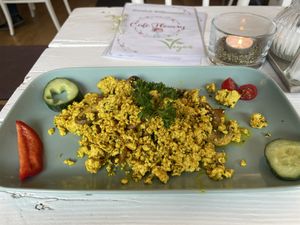 Scrambled Tofu mit Champignons von der Frühstückskarte  at Café Flowery in Koblenz