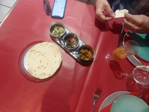 Papadam with dips at Restaurant Gandhi in Mont-de-marsan