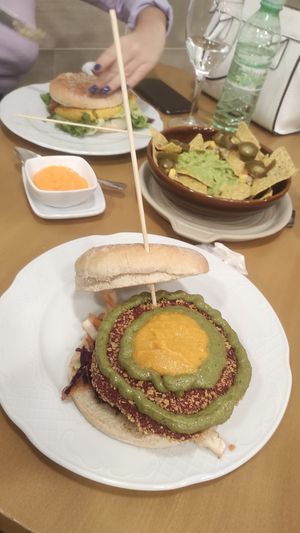 Hamburguesa de tuno indio con queso cheddar y pesto. 100% vegana. Nachos veganos. at B&B Gourmet Burger in Gran Canaria