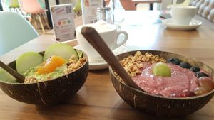 green smoothie bowl & acai bowl at Good Mood in Berlin
