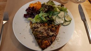 Cake with salad at 1001 Saveurs Sauvages in Ajaccio