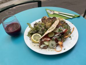 Tofukebab mit Detox-Saft  at 1001 Saveurs Sauvages in Ajaccio