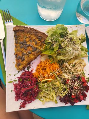 Curry pie with raw vegetables at 1001 Saveurs Sauvages in Ajaccio