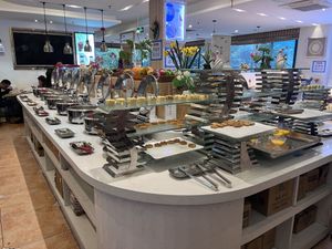 Dishes and desert (on both sides)  at Pǔ Shàn Huì Vegetarian in Guangzhou