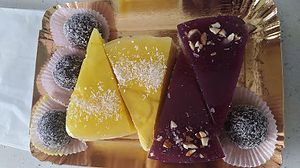 Dolci! 
Cheesefake al limone e cocco
Cheesefake ai frutti rossi e tofu
Palline al cioccolato e cocco
(senza glutine) at Villa Govinda - Veg Soul in Olgiate Molgora