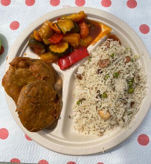 Piatto Unico: riso basmati con cumino e mandorle + pakora (melanzane in pastella di ceci) con chutney (salsa dolce/piccante a base di mela cotogna) e verdure in agrodolce  at Villa Govinda - Veg Soul in Olgiate Molgora