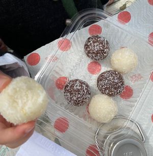 Palline al cacao e cocco e palline al cocco  at Villa Govinda - Veg Soul in Olgiate Molgora