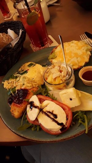 Vegetarischer Brunch Teller: Kleiner Eiweißschock; gebackener Camembert mit Preiselbeermarmelade; mit Avocado und Käse überbackener Bagel; zwei Brötchen mit Butter und Marmelad at Tomasa in Berlin