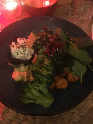Green Power Bowl: Spinat, Brokkoli, frische Avocado mit Reis, garniert mit Süßkartoffelgnocchis dazu ein Soja-Limetten-Dip  at Tomasa in Berlin