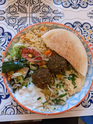 Large Besh Bowl (8.90€) und two Falafel pieces (0.70€ per piece), whereof one was for free! at BESH in Berlin