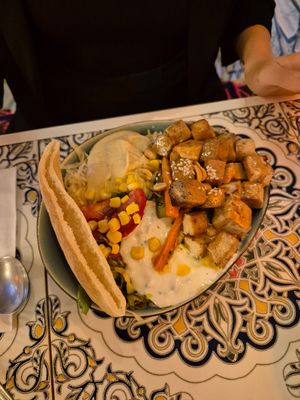 Peanut tofu bowl at BESH in Berlin