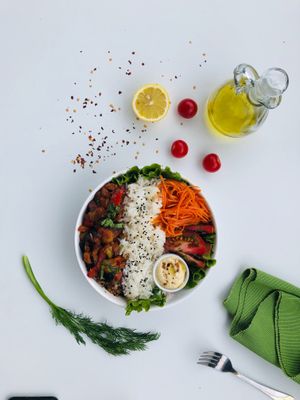 BESH Bowl
Eggplant, bell pepper, olive oil, potatoes, tomato sauce, rice, hummus, mix of homemade besh salads and pita bread
(does not contain any allergens) pita bread, tea
 at BESH in Berlin