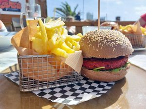 Hamburguer de beterraba at Bar do Bruno in Baleal