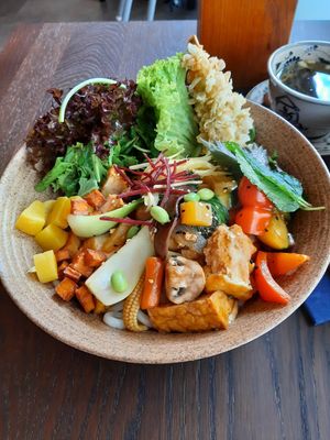 Flamingo bowl at To1980 Vegan in Dusseldorf