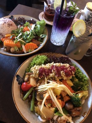 Flamingo bowl and one pilar bowl  at To1980 Vegan in Dusseldorf