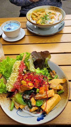 Flamingo Bowl & Reisbandnudelsuppe at To1980 Vegan in Dusseldorf