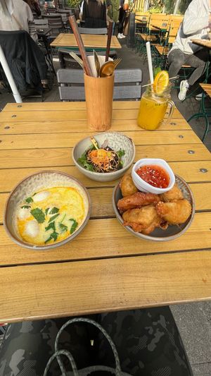 Colorful vegan (right), Magic rolls (middle) & Sua Dua Soup. Hmmm delicious at To1980 Vegan in Dusseldorf