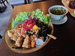 Salat mit Reisnudeln und Frühlingsrollen at To1980 Vegan in Dusseldorf