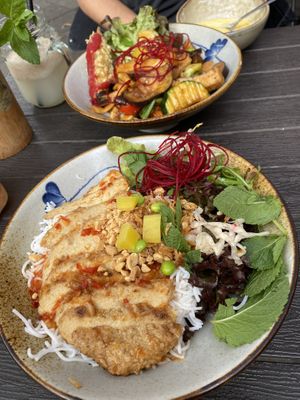 Flamingo Bowl (Oben) und Reisnudeln mit veganem chicken (unten)  at To1980 Vegan in Dusseldorf