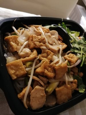 Reisnudeln mit veganem Hähnchen at Tonkin in Flensburg